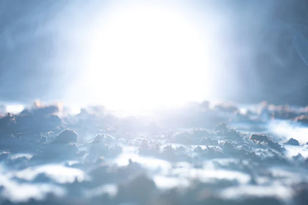 Enfoque selectivo del suelo con humo y luz de luna sobre fondo negro - foto de stock