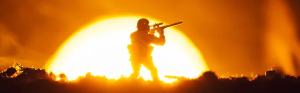 Scène de bataille avec soldat jouet, fumée et coucher de soleil en arrière-plan, plan panoramique — Photo de stock