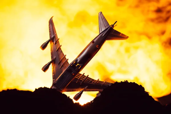 Escena de batalla con accidente de avión de juguete con fuego en el fondo - foto de stock