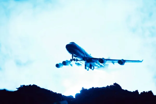 Scène de bataille avec avion jouet avec fumée sur fond bleu — Photo de stock