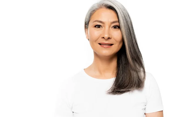 Glücklich asiatische Frau schaut in die Kamera und lächelt isoliert auf weiß — Stockfoto