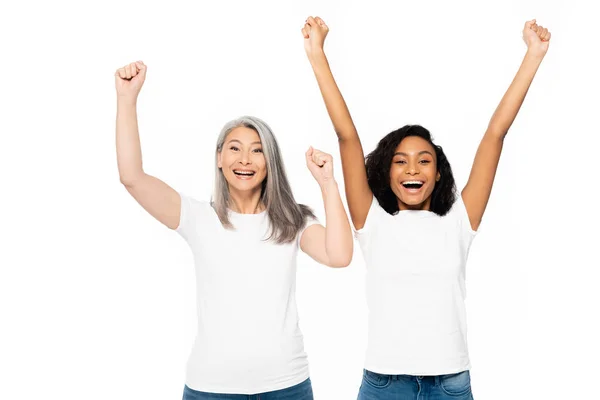 Mujeres multiculturales felices celebrando triunfo aislado en blanco - foto de stock