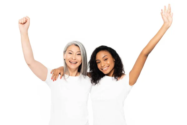 Mulheres multiculturais sorridentes celebrando triunfo isolado no branco — Fotografia de Stock