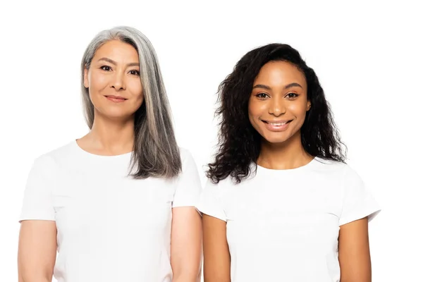 Glücklich afrikanisch-amerikanische und asiatische Frauen schauen auf Kamera isoliert auf weiß — Stockfoto