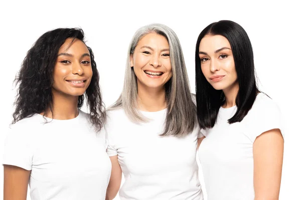 Fröhliche multikulturelle Frauen, die isoliert auf weiß in die Kamera schauen — Stockfoto