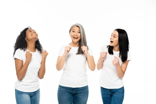 Emocionadas mujeres multiculturales celebrando aisladas en blanco - foto de stock