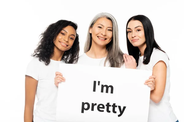 Glückliche multikulturelle Frauen in der Nähe Ich bin ziemlich Plakat isoliert auf weiß — Stockfoto