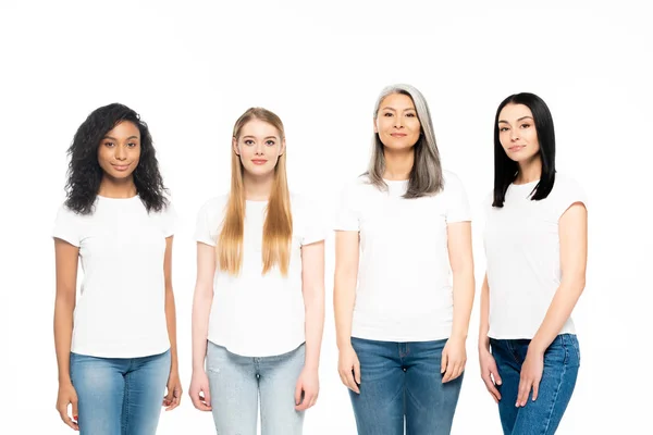 Mujeres multiculturales felices en vaqueros aislados en blanco - foto de stock