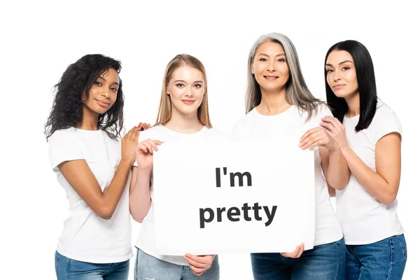 Fröhliche multikulturelle Frauen neben Plakat mit hübschem Schriftzug auf weißem Grund — Stockfoto
