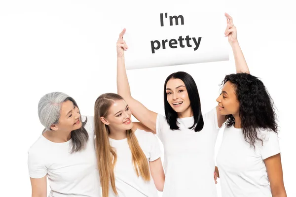 Cuatro mujeres multiculturales cerca de pancarta con estoy bastante letras aisladas en blanco - foto de stock