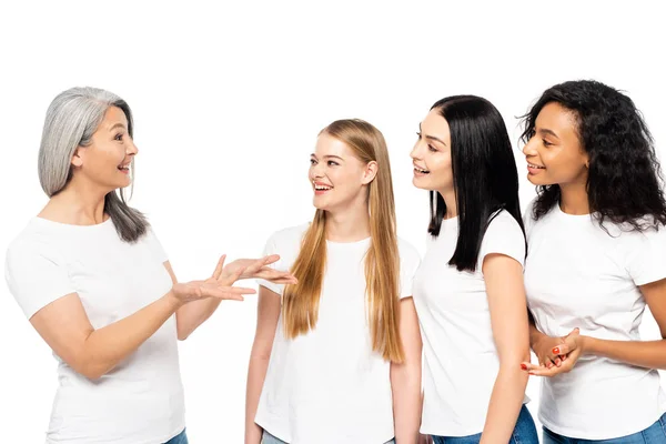 Чотири мультикультурні жінки посміхаються ізольовані на білому — стокове фото