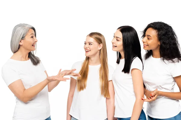 Quatre femmes multiculturelles souriant isolées sur blanc — Photo de stock