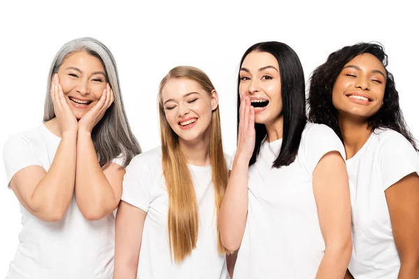Vier fröhliche multikulturelle Frauen, die isoliert auf weiß lächeln — Stockfoto