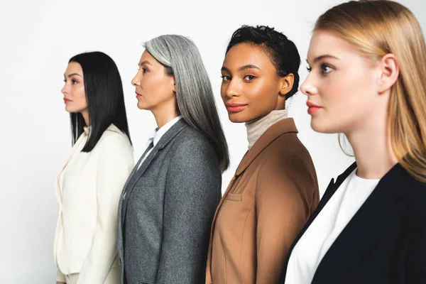 Foyer sélectif de belles femmes d'affaires multiculturelles isolées sur blanc — Photo de stock