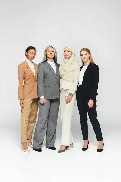 Belles femmes d'affaires multiculturelles debout sur blanc — Photo de stock