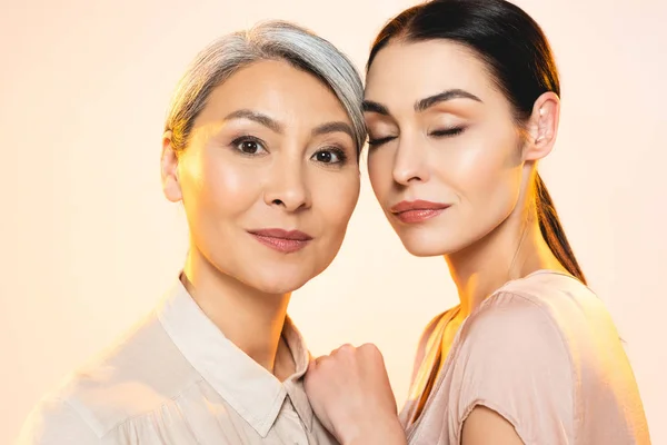 Belles femmes multiculturelles isolées sur beige — Photo de stock