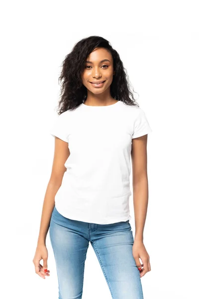 Heureuse femme afro-américaine en t-shirt blanc regardant la caméra isolée sur blanc — Photo de stock