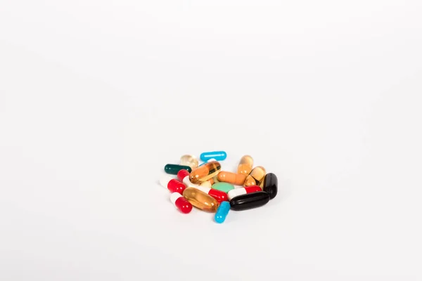 Pílulas coloridas isoladas em branco com espaço de cópia — Fotografia de Stock