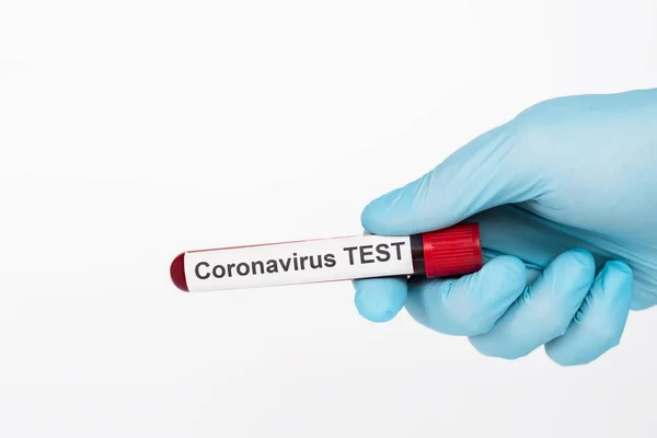 Vista recortada del científico que sostiene la muestra con letras de prueba de coronavirus aisladas en blanco - foto de stock