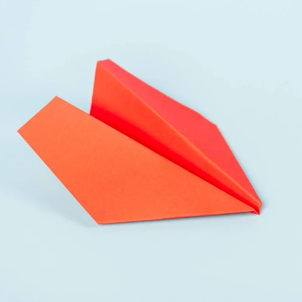 Avión de papel de juguete en azul con espacio de copia - foto de stock