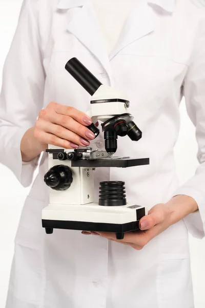 Visão cortada do cientista segurando microscópio isolado no branco — Fotografia de Stock