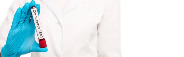 Panoramaaufnahme eines Wissenschaftlers mit Blutprobe und Coronavirus-Test-Schriftzug isoliert auf weißem Grund — Stockfoto