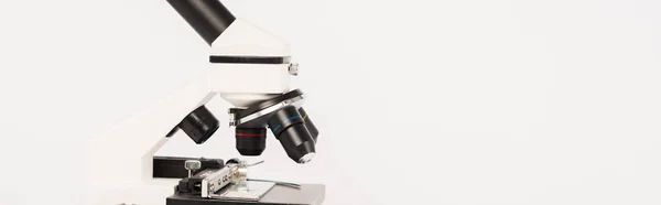 Prise de vue panoramique du microscope moderne isolé sur blanc — Photo de stock