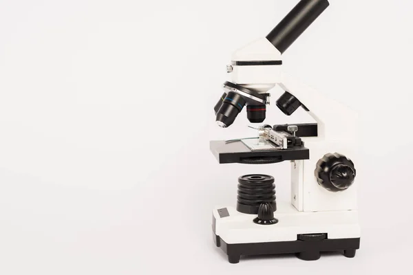 Мікроскоп ізольований на білому з простором для копіювання — стокове фото