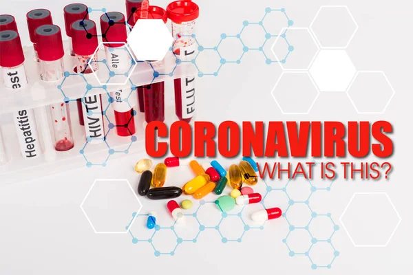 Reagenzgläser mit Blutproben in der Nähe von Pillen und Coronavirus Was ist dieser Schriftzug auf weißem Grund? — Stockfoto