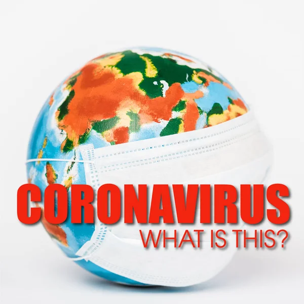 Globe coloré en masque médical près du coronavirus quel est ce lettrage sur blanc — Photo de stock