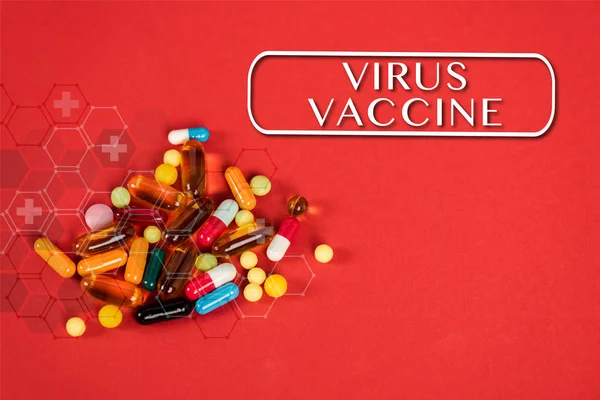 Pílulas coloridas perto mundo hepatite dia lettering em vermelho — Fotografia de Stock