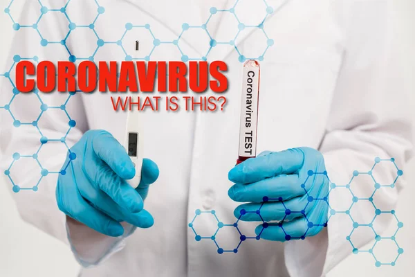 Abgeschnittene Ansicht eines Wissenschaftlers, der Probe mit Coronavirus-Test und digitalem Thermometer in der Nähe von Coronavirus hält, was ist dieser Schriftzug auf weiß — Stockfoto