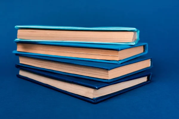 Яркие и красочные книги на голубом фоне — стоковое фото