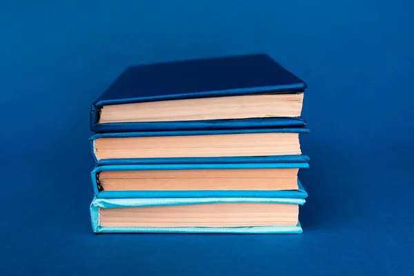 Livres lumineux et colorés sur fond bleu — Photo de stock