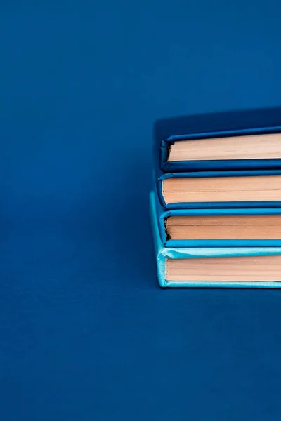 Livres lumineux sur fond bleu avec espace de copie — Photo de stock