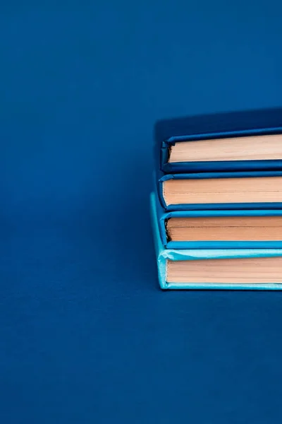 Libros brillantes sobre fondo azul con espacio de copia - foto de stock