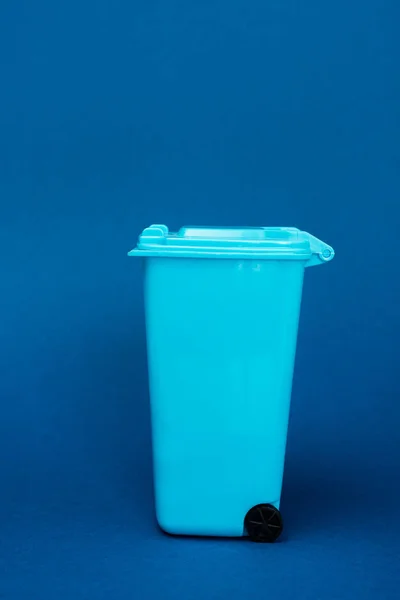 Toy trash can on blue background with copy space — Stock Photo