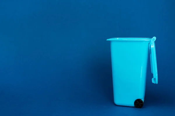 Toy trash can on blue background with copy space — Stock Photo