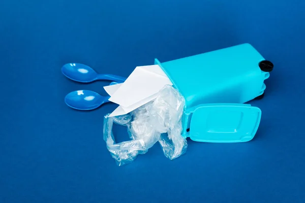 Poubelle jouet avec poubelle sur fond bleu — Photo de stock