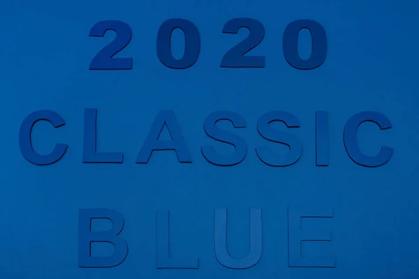 Vue du dessus du lettrage bleu classique et des chiffres 2020 isolés sur bleu — Photo de stock