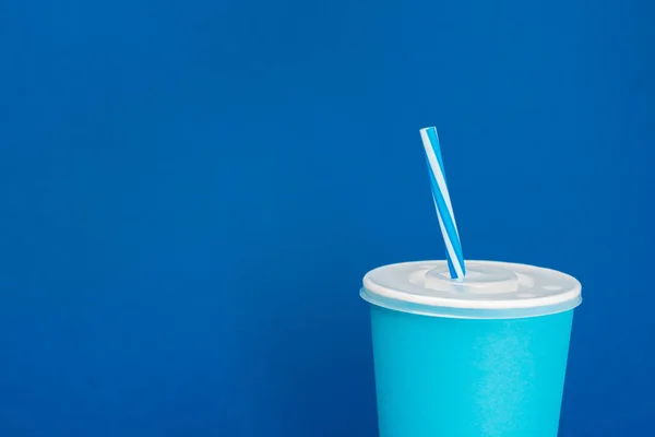 Pappbecher mit Soda auf blauem Hintergrund mit Kopierraum — Stockfoto