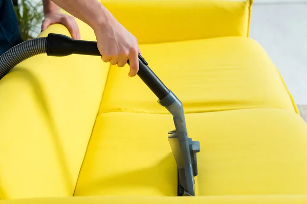 Abgeschnittene Ansicht von Reiniger chemische Reinigung modernes Sofa mit Staubsauger — Stockfoto