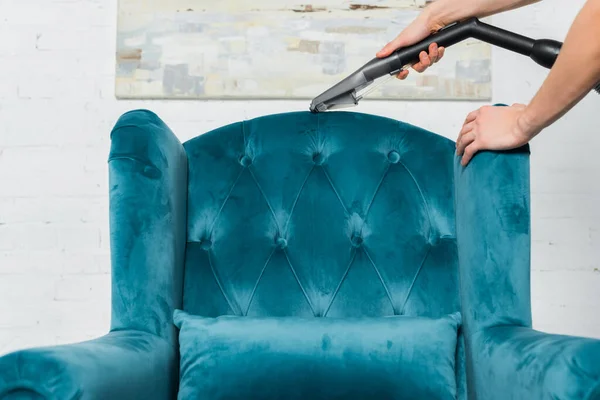Обрізаний вид на чисту хімчистку синього сучасного крісла з пилососом — стокове фото