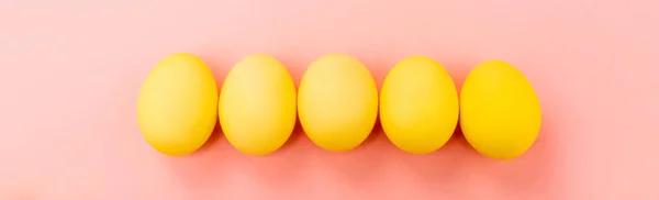 Vista panorámica de los huevos de Pascua sobre fondo rosa, concepto de Pascua - foto de stock