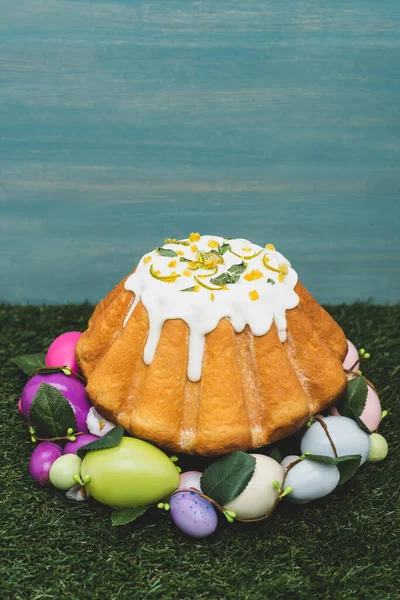 Gâteau de Pâques en couronne décorative sur herbe — Photo de stock