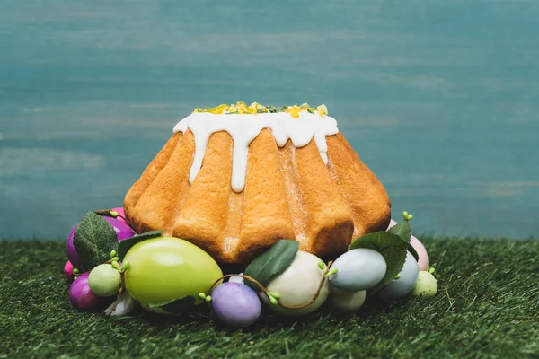 Torta di Pasqua in ghirlanda decorativa colorata sull'erba — Foto stock