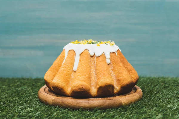 Gâteau de Pâques sur panneau rond en bois sur herbe — Photo de stock