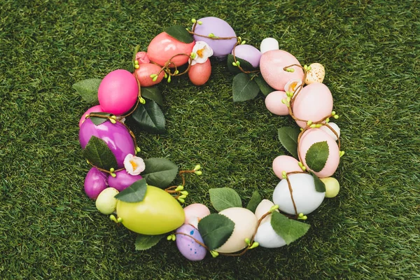 High angle view of decorative colorful wreath on green background, easter concept — Stock Photo