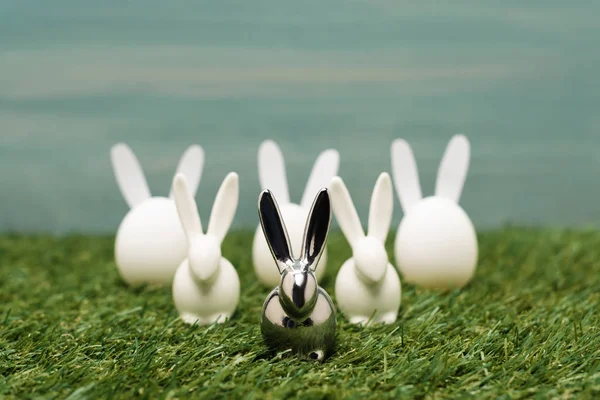 Coelhinhos decorativos na grama, conceito de Páscoa — Fotografia de Stock