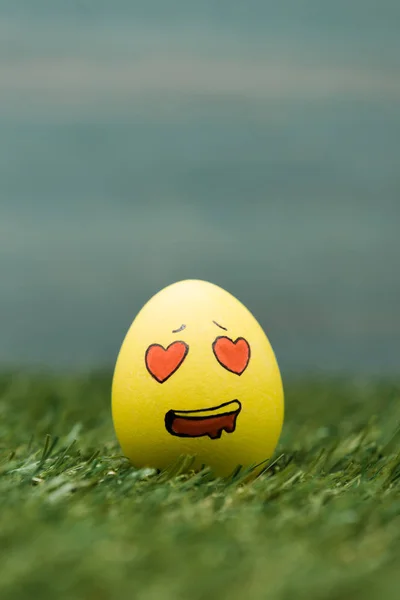 Œuf de Pâques avec expression faciale émue sur l'herbe — Photo de stock
